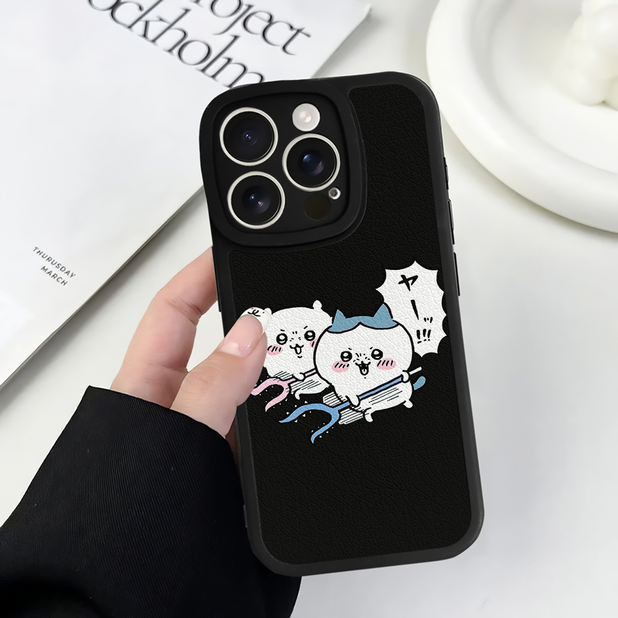 （画像用） ちいかわ ハチワレ Chii-kawa hachiware 【iPhone 16シリーズ対応】シリコンスマホケース（レザー調） 材質：シリコン